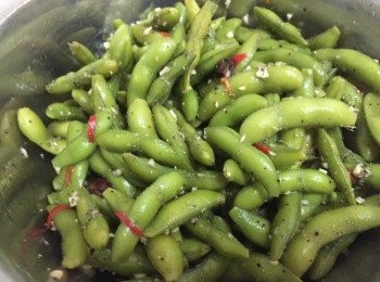 step5: 毛豆瀝乾水份後,倒入大盤中(八角碎留番),加入鹽，黑胡椒碎，胡椒粉，蒜蓉，紅辣椒碎,糖，輕輕力拌勻.然後放入雪櫃雪至入味(約1天)