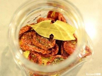 step4: 用乾淨的夾子將烘烤完成的番茄與大蒜夾入玻璃罐，依序放入調味料