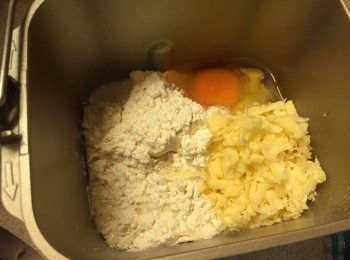 step1: 把材料放入麵包機內, 酵母放入酵母格, 按麵團模式直至完成
