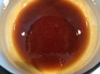 step11: 直至糖完全溶化後馬上離火，剛煮好的糖漿會比較稀一點而且很熱，稍為放涼待糖漿變得稍為稠身，就可以用小匙盛起一點糖漿把它往上拉起，看到末端拉成絲的時候，用手不停將糖絲一邊往上拉，一邊在手上圈成球狀，放在一旁備用，最後把幾個糖絲球集結起來就可以放在奶凍上做裝飾

(* 拉糖絲的時候小心燙手，如果糖漿放久了可以放回爐上加熱一會，再重覆以上步驟即可)

***抱歉在拉糖絲的時候沒有手拍過程照