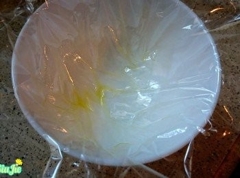 step2: 把保鮮紙放在碗上，掃一點點食油。