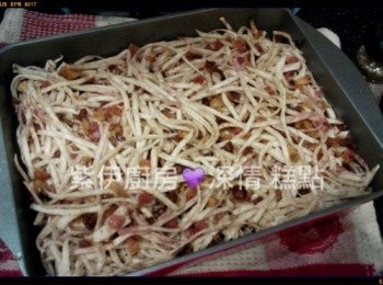 step6: - 蒸熟後, 用保鮮紙舖面, 要用重物將芋絲壓實