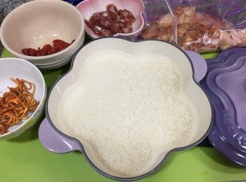 step1: 先將臘腸洗淨切薄片, 蟲草花浸水沖1-2次後瀝乾水份, 杞子浸洗後瀝乾水份, 雞用醃料醃約1小時或半天以上入味