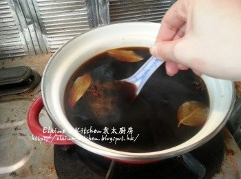 step6: 拌勻煮滾後 , 加入八角 , 月桂葉 , 冰糖及薑片煮至冰糖溶化