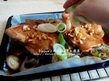 step12: 掃上煎<a href="https://bit.ly/2ZxapeY" target="_blank" data-keyword="雞扒" class="guide-link"><strong>雞扒</strong></a> <span style="display:inline-block;vertical-align:middle;margin-top:-3px;color:initial;border-radius:3px;padding:2px 3px;font-size:12px;line-height:14px;background:#87d300;color:#fff;">即買</span> 油及灑上餘下醃<a href="https://bit.ly/2ZxapeY" target="_blank" data-keyword="雞扒" class="guide-link"><strong>雞扒</strong></a> <span style="display:inline-block;vertical-align:middle;margin-top:-3px;color:initial;border-radius:3px;padding:2px 3px;font-size:12px;line-height:14px;background:#87d300;color:#fff;">即買</span> 的蒜粒 , 再放上剩餘的一半京蔥