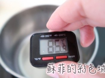 step3: 小火加熱植物油加熱至鍋底出現油紋即可(約85度Ｃ），即可關火。