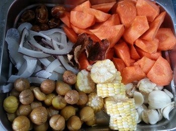 step2: 預備好各款材料:印度椰子可於買時叫檔主代切片,甘筍去皮切滾刀型,粟米斬件,鮮百合解開一片片,陳皮略浸軟,蜜棗洗淨