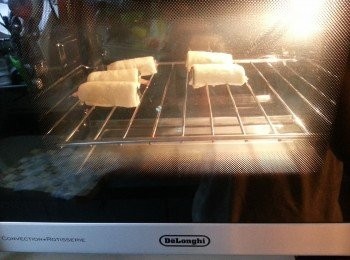 step7: 如用焗爐先預熱上下火230度,放中層,焗15-18分,只要見焗到酥皮金黃即可(焗溫每個爐有相差,時間只作參考,可以加長或減少)