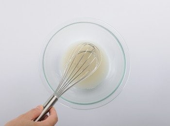 step3: 加入砂糖攪拌一下。