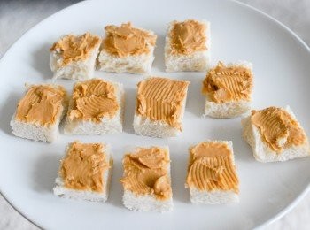 step1: 將白麵包切成小塊， 然後塗一層花生醬