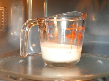 step7: 把一半的牛奶煮滾。