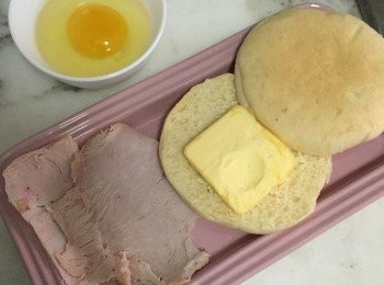 step1: 先準備好材料，包括把英式土司在中央分成2，再把蛋打到小碗。