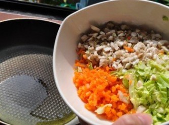 step5: 備一大匙油熱鍋後，將高麗菜心絲、杏鮑菇絲、紅蘿蔔絲一起放入鍋中拌炒