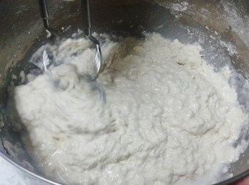 step2: 然後再以中速打發五至八分鐘，可慢慢加入餘下100毫升的水，打發至麵糰表面幼滑及有靭性