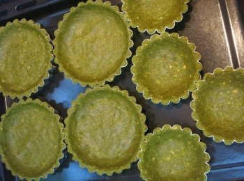 step4: － 把牛油倒入消化餅用膠袋，再分在各撻模上，用手壓實，放入雪櫃備用