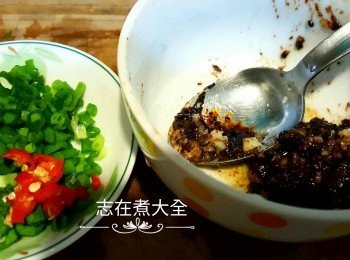 step2: 蒜頭豆豉醬、蒜蓉及油拌勻備用，蔥及指天椒切粒備用