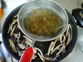 step6: 接著到入柴魚片熬煮3-5分鐘後撈起(這時就是<span class="group_2">日式高湯</span>了) 若想要更入味可以熬煮關火後，將昆布、柴魚片再放入，蓋上鍋蓋悶泡幾個小時，湯的味道更入味