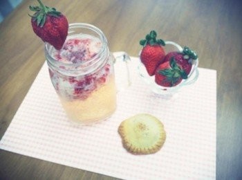 step7: 噗滋噗滋的粉紅草莓氣泡水完成&gt;//////