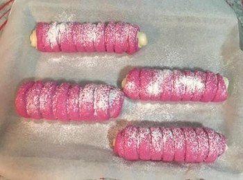 step16: 在捲好的麵包上，篩少許高筋麵粉，蓋起來，或放到密閉空間中，進行第二次發酵，發酵到15分鐘時，先將烤箱預熱到160度；完成第二次發酵後(總共約18-20分鐘)，便可放入烤箱，以150-160度的烤溫，烘烤23-25分鐘即可。