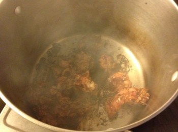 step2: 下油落薑片, 加侯柱醬略炒後加入牛腩粒炒勻