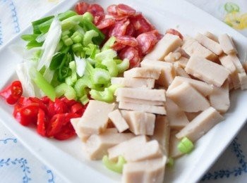 step1: 備料:手工蘿蔔糕隨意切塊、臘腸切成圓薄片、大紅辣椒切圓片、青蔥切段、西洋芹切丁備用