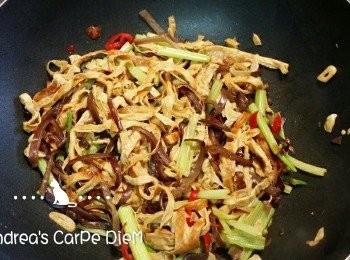 step3: 加入豆包絲及<span class="group_2">調味</span>拌炒均勻即可