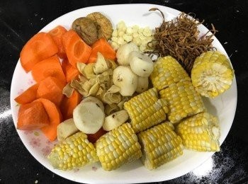 step1: 蟲草花浸洗，粟米紅蘿蔔馬蹄去皮切件, 
南北杏，百合，無花果乾沖洗, 
將所有材料+水放入煲內