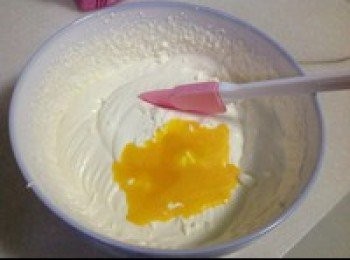 step5: 將蛋黃液分次加入到打發的淡奶油中，加一次，用刮刀拌勻一次，直到全部混合均勻。