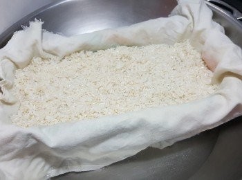 step1: 先做餡部份:糯米與冬菇浸4小時,將糯米用布隔水,先用大火蒸15分鐘