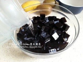 step13: 翌日將涼粉倒扣切粒放入大碗內 , 加入冰水浸一浸 , 再倒去水份