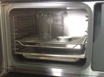 step1: 將果醬瓶清潔後，用蒸爐蒸15分鐘後風乾，如冇蒸爐亦可用熱水煮約15分鐘後風乾。