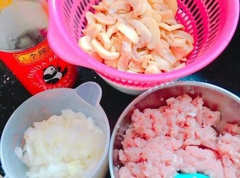 step1: 紅蘿蔔切細粒，加入米同煮。啡菇沖水、免治瘦肉洗淨、洋蔥切碎。