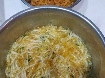 step3: 將蛋打發好，加入<span class="group_2">調味</span> 。將煎過的白飯魚，蔥粒及菜甫加入蛋液內。