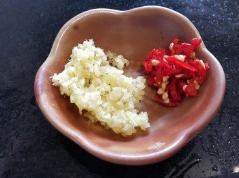 step4: 薑蓉，辣椒碎