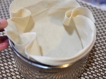 step6: 準備大同電鍋3人份內鍋，並加上蒸粿布 (因為要送人，所以多這層布比較好看)，若不加布，則再內鍋刷一層油，如此較能輕鬆脫模!