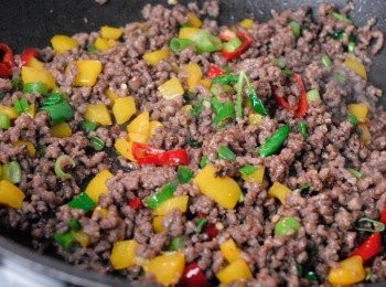 step3: 再下蔥末和牛肉，炒一分鐘即可