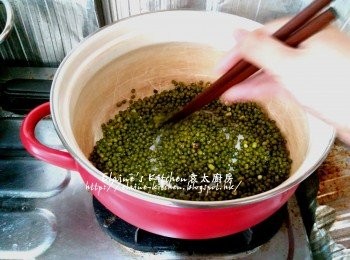 step2: 綠豆放入煲內炒數分鐘至出煙 , 加入50ml水炒至水份收乾