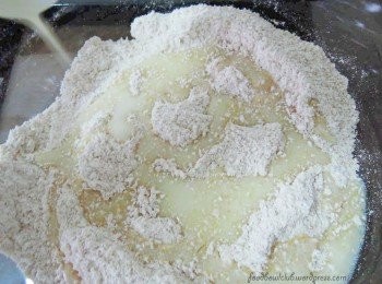 step2: 之后，在小碗里将葡萄籽油和豆奶一起混合均匀。接着，用橡皮刮刀以切割的方式将湿材料和面粉类一起混合。