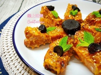 step7: 將餘下黑蒜排放在排骨上即可。