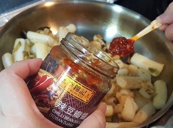 step5: 加入<span class="group_2">醬料</span>炒勻。