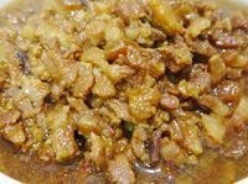 step3: 準備新鮮蔥頭、蒜頭、醬油、冰糖、胡椒，用油爆香溶解後，放入切好的五花肉，經過二次小火30分鐘後燉煮，放置一夜，隔天視肉質的軟嫩度調整增加時間，也是看鹹甜度是否適合，再去增加鹽巴的數量。