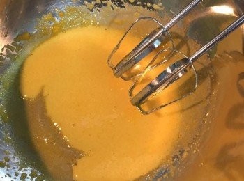 step2: 砂糖倒入蛋黃用電動攪拌器打至泛白約2-3分鐘，接著加入融化的奶油繼續攪拌均勻。再加入牛奶水和香草精拌勻，再加入麵粉，迅速用攪拌器打均勻