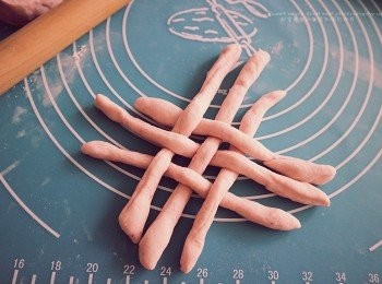 step5: 左右穿插(見圖),再以辮子型式收尾