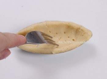 step9: 再用小义刺上小孔。