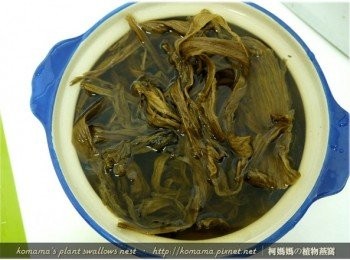 step2: 先將吳秀乾農園的梅干菜泡水至軟，充分洗滌乾淨後，再瀝乾水分備用。