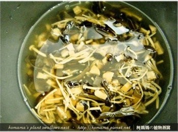 step3: 接著就隨自己的喜好，將黑木耳菇菇醬直接倒在白米上，並攪拌一下即可開始煮飯。