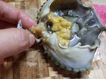 step10: 取出蟹胃部位不要(此部位是比較寒涼不宜食用)