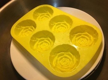 step4: 先把模具放入鑊隔水蒸2-3分鐘，這樣可以令粉漿下沉速度減慢