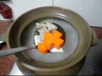 step6: 煮開繼續大火煮20分鐘，然後加入紅蘿蔔。