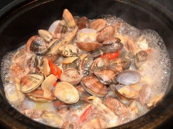 step4: 加入米酒，煮至酒精揮發。再蓋上鍋蓋1~2分鐘。